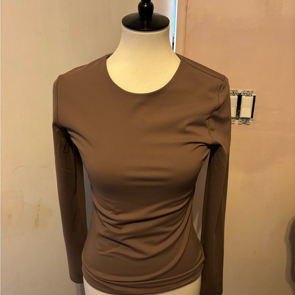 *BRAND NEW* seamless long sleeve mocha NUUDS shirt! - Picture 4 of 5